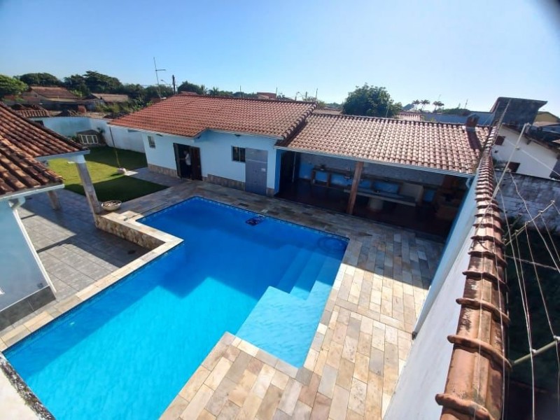 CASA COM PISCINA EM ITANHAÉM